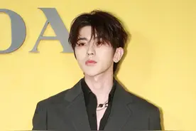 出游试试中性风穿搭？蔡徐坤女装造型穿出高级，王一博小香风洋气图片