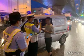 无证司机拉4名工人上路 遇查处报假名被当场拆穿图片