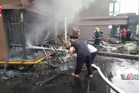 民房突起大火玻璃炸裂家中却无人，物业搭人字梯快速排险视频封面