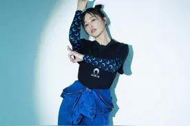 阚清子月光蓝大片，搭配清新元气丸子头，简单有型～ ​​​​图片