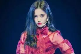 鞠婧祎现身机场过安检，现场生图引网友热议，身高真有160？图片