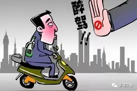 震惊!永修男子醉酒骑电动车睡着了......图片