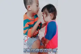 妹妹不小心碰了头，可怜兮兮的找哥哥哭诉，哥哥安慰的模样太暖了图片