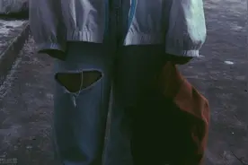 老人扔旧衣服，为什么非要剪破？图片