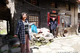 300年古村，7旬大叔拿出藏了一冬的山货来待客，让人很暖心图片