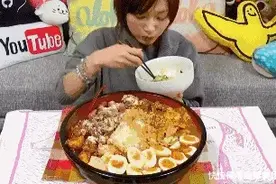 韩国大胃王挑战5斤炸酱面，开吃就露出马脚，网友：当我们眼瞎？图片