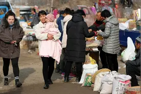 实拍辽宁朝阳农村大集：红苹果8角1斤，80岁大爷卖旱烟图片
