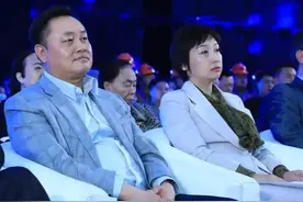 出狱后黄光裕和杜鹃首次同框，从他们夫妻眼神中你看出了什么？图片