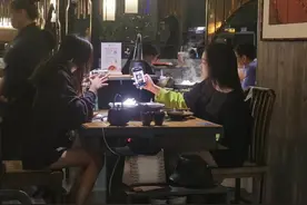 李嫣与闺蜜聚餐，染回黑发麻花腿吸睛，为闺蜜拍照现王菲同款微笑图片