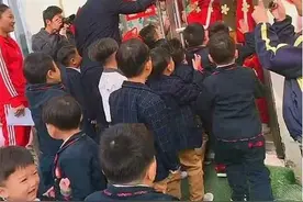 幼儿园男老师结婚，请的伴郎团阵势太“强悍”，网友：是去抢亲吗图片