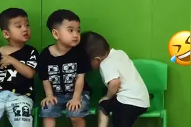 萌娃东倒西歪“看什么都像床”，惹网友爆笑：晚上去抢银行了？图片