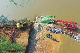 河南卫河决堤有多危险？拿40万的大卡车堵决口，真的是最后的办法图片