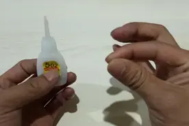 手指被502胶水粘住不用急，教你一招，只需这样做胶水自动融化图片