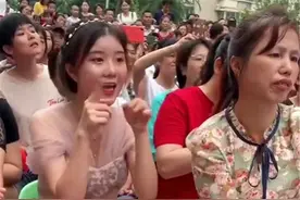 “最治愈的幼儿园老师”火了，孩子在台上表演，老师在台下指导图片