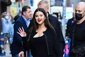 29岁赛琳娜穿皮裙好霸气，现身大街气质出众，为了宣传新剧太拼了图片