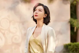 陈数晒私服照，穿V领衫配米白色西装，尽显43岁女人的优雅霸气图片