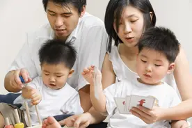 六一：2岁双胞胎哥哥被罚站2次，是虐待孩子，还是维护规则？图片