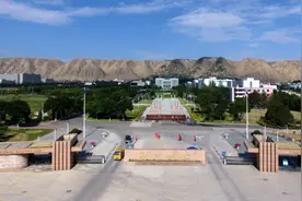 这所985被戏称为“流放地”，位置较偏远，有大学生因此选择退学图片