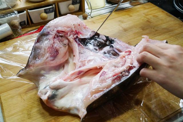 给年夜饭加道“剁椒鱼头”，学会3个窍门，鲜香不腥，不用去饭店