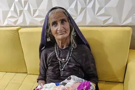 印度70岁老妇生下人生中第一个娃，75岁丈夫很自豪，怎么做到的图片