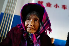 云南9旬奶奶每天走2里路进厂打工，为啥她敢去，厂里敢要呢图片