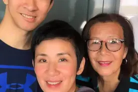 吴君如晒家人合照，15岁女儿五官精致像妈妈，侄女身材高挑抢镜图片