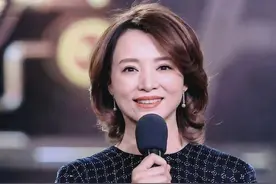 董卿气质真绝，黑色羽绒服搭运动鞋保暖时髦俏皮，照穿又美又优雅图片