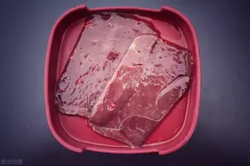 洗猪肝时，只用食盐是不对的，多放一样，干净无腥味，毒素全跑光图片