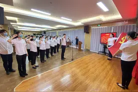 光荣在党50年！我区各单位为老党员颁发纪念章图片