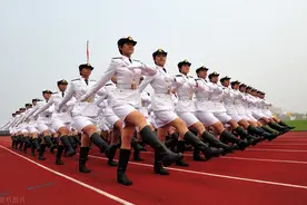 阅兵仪式上，万一想上厕所了怎么办？我国有一高招，国外纷纷效仿图片