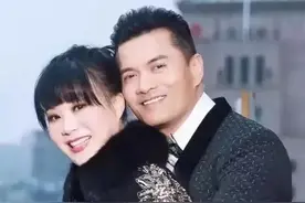 不老男神吕良伟，63岁被同龄人喊“小伙子”，3任娇妻都是大美人图片