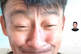 54岁景岗山对着镜头狂饮酒，面红耳赤举止怪异，曾多次喝酒出糗图片