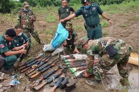 柬埔寨大批AK及机关枪被发现图片