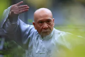 出身戏曲世家，出演过多部金庸剧，64岁天桥下卖艺惹网友心疼图片