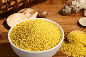 熬小米粥时不要再直接下锅煮，学会这一招，让小米粥又香又浓图片