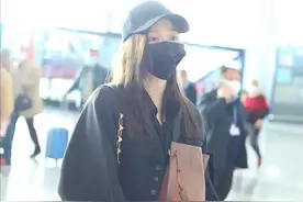 皮裤终结者！关晓彤穿黑皮裤走机场满是“褶皱”，大小腿肌肉明显图片