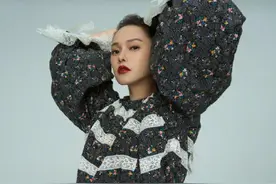 伊能静时尚大片，碎花上衣搭皮裙散发女性魅力，摩登又复古图片