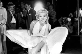 米歇尔穿裙遇狂风花容失色！还是梅拉尼娅段位高，压住裙摆像梦露图片