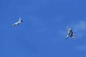 美军机逼近广东海岸，解放军公布战机"狗斗"视频，飞行员全程英语图片