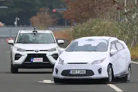 终于轮到丰田威兰达上场，只是还没发威，就把“假人”撞翻图片