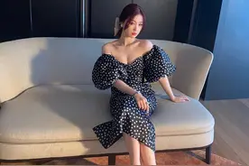 虞书欣是真名媛，穿波点裙复古优雅，手挂两“浮袖”照样气质十足图片