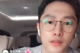 34岁朱梓骁，无戏拍当网红直播，看到礼物打赏榜，网友：不容易图片