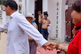 大衣哥被曝出轨女粉丝，反遭讹钱50万，曾与异性牵手毫不顾忌图片