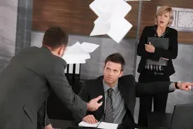 员工提出加薪请求，老板：“嫌钱少你别干”，老实人应该这样回复图片