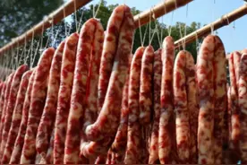 灌腊肠时，猪肉要不要洗？老师傅教你“3要点”，腊肠香浓不变质图片