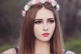 俄罗斯最美肌肉女，遇到中国大力士，束手就擒被扛在肩上图片