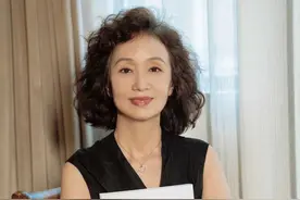 过了50岁的女人不用扮嫩，化妆画这2个地方就行，肤白还显气色好图片