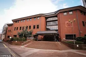 英国母亲13岁把她生下，长大后她用10年时间把强奸犯父亲告上法庭图片
