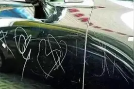 熊孩子划完豪车，还对着车主丢石头、吐口水，车主的处理太解气图片