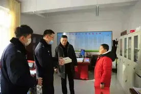 给派出所送牛奶的小朋友，被警察叔叔找到了……图片